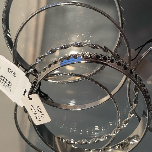 GUESS Textured 5 Pcs Bracelet Set - Picture 6 of 8